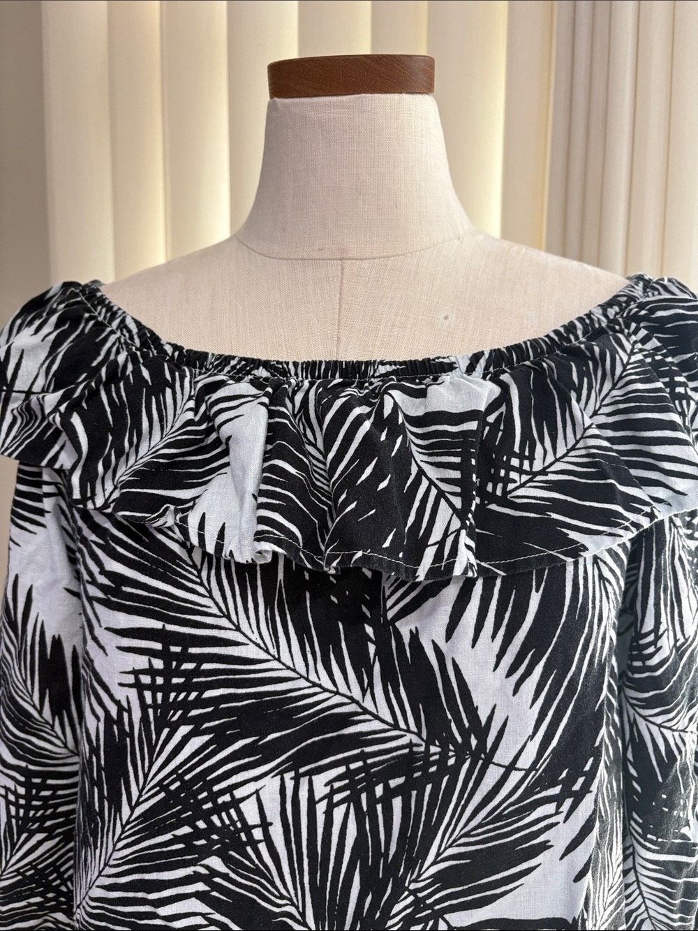 Remi James NYC women’s linen on off Shoulder Black White Palm-Print Top Ruffle L - Picture 2 of 11